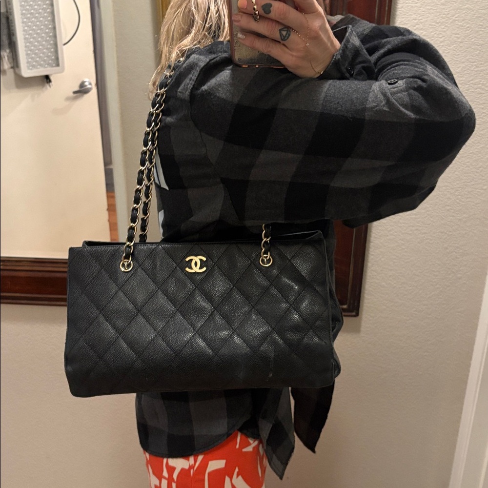 CHANEL Black Quilted Leather Shoulder Tote with Gold Chain - Picture 13 of 17